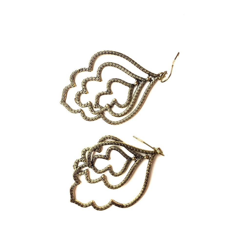 Dangling earrings in gold
